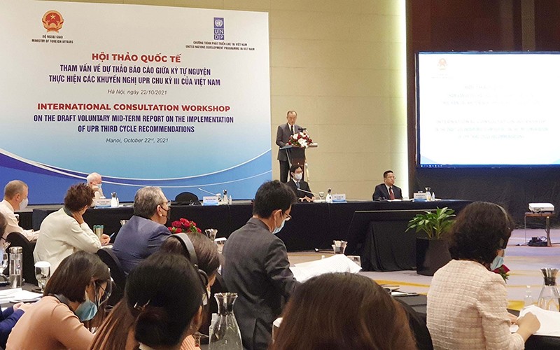 Quang cảnh Hội thảo quốc tế tham vấn về dự thảo Báo cáo giữa kỳ tự nguyện thực hiện các khuyến nghị theo Cơ chế rà soát định kỳ phổ quát (UPR) chu kỳ III của Việt Nam.