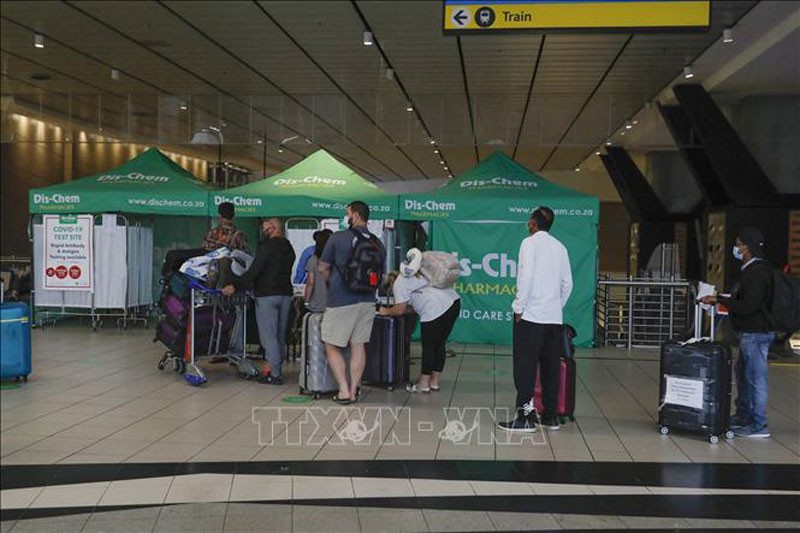 Hành khách xếp hàng chờ xét nghiệm Covid-19 tại sân bay ở Johannesburg, Nam Phi, ngày 27/11. (Ảnh: AFP/TTXVN)