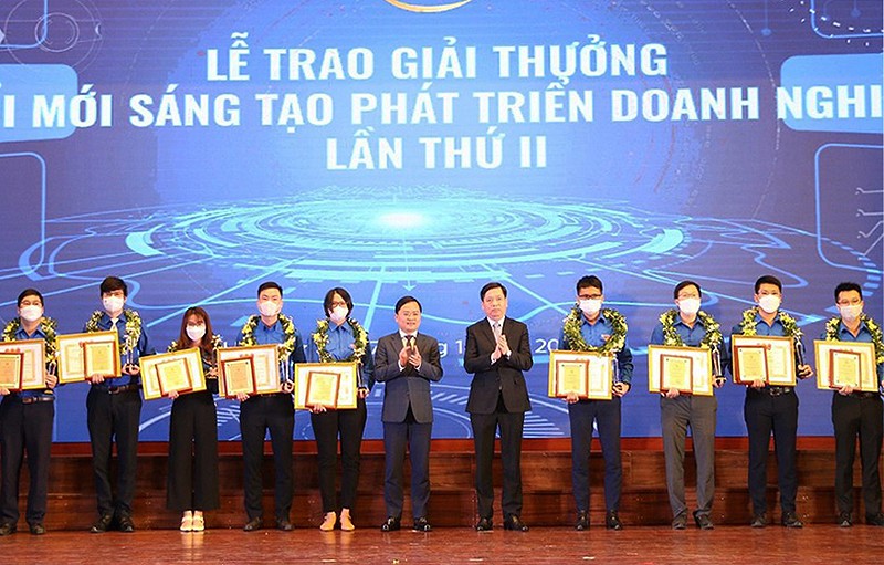 Các đồng chí Nguyễn Anh Tuấn, Nguyễn Long Hải (thứ 6 và 7 từ trái qua trong ảnh) trao Giải thưởng “Đổi mới, sáng tạo phát triển Doanh nghiệp” năm 2021 tặng các đơn vị xuất sắc. 