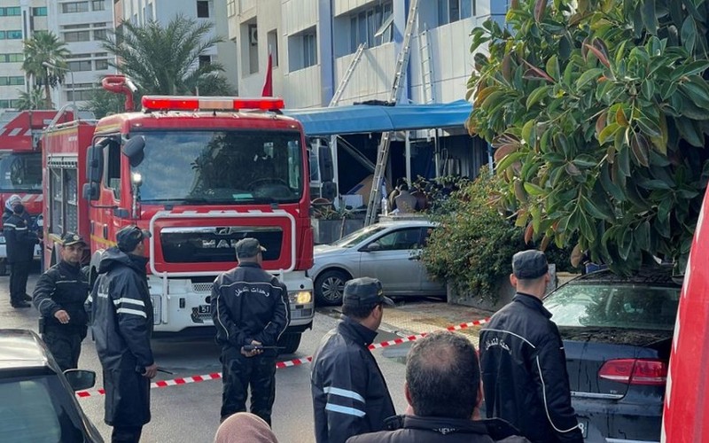 Lực lượng cứu hỏa dập đám cháy tại trụ sở đảng Ennahdha ở thủ đô Tunis của Tunisia. (Ảnh: REUTERS)