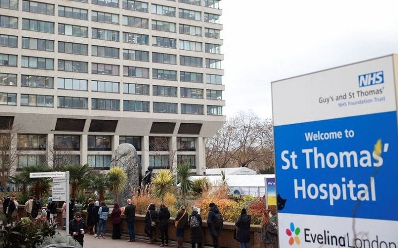 Xếp hàng chờ tiêm ngừa Covid-19 tại Bệnh viện St Thomas ở London, Anh, ngày 13/12/2021. (Ảnh: Reuters)