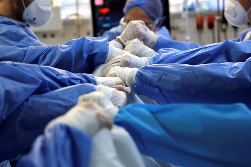 Các nhân viên y tế di chuyển người bệnh tại khoa điều trị tích cực ở Bệnh viện Sotiria (Hy Lạp), ngày 9/2. (Ảnh: Reuters)