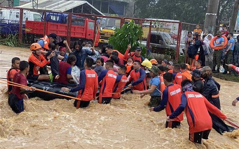 Lực lượng cứu hộ sơ tán người dân khỏi vùng ngập lụt sau những trận mưa lớn do ảnh hưởng của bão Rai tại Cagayan de Oro, Mindanao, Philippines, ngày 17/12. (Ảnh: AFP/TTXVN)