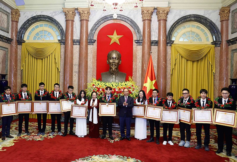 6 học sinh đoạt giải vinh dự được nhận Huân chương Lao động hạng Nhì, 11 học sinh vinh dự nhận Huân chương Lao động hạng Ba.