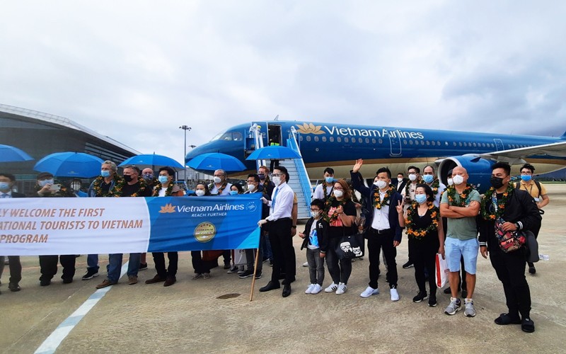 30 du khách quốc tế đầu tiên tới Quảng Nam hồi tháng 11/2021 sau 2 năm gián đoạn vì Covid-19. Ảnh: CTV