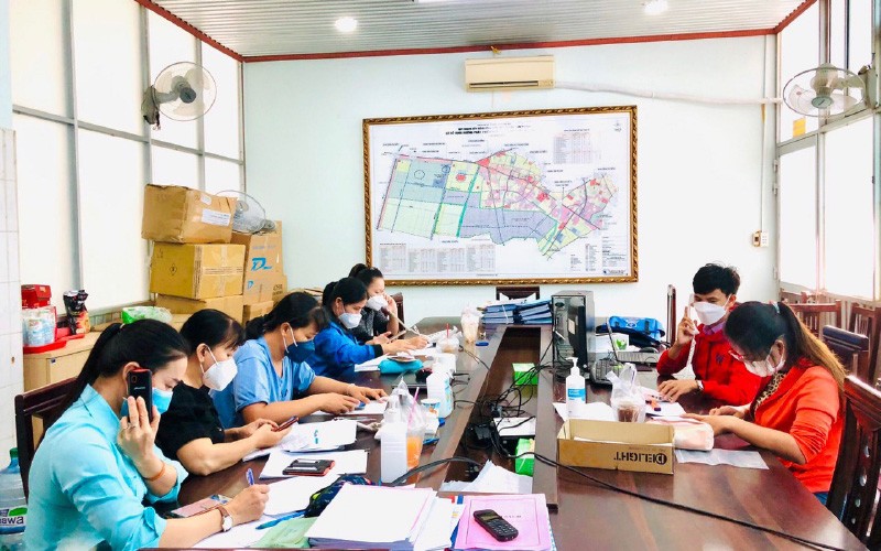 Trung tâm Chỉ huy phòng, chống dịch Covid-19 xã Xuân Thới Thượng, huyện Hóc Môn (TP Hồ Chí Minh) gọi điện thăm hỏi, tư vấn cho các F0 điều trị tại nhà.