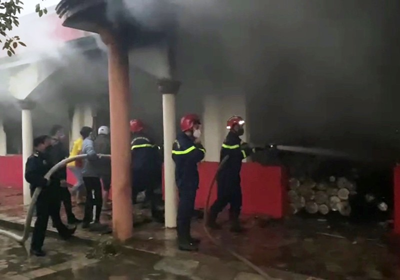 Lực lượng chuyên nghiệp phun nước, dần dập tắt đám cháy. 
