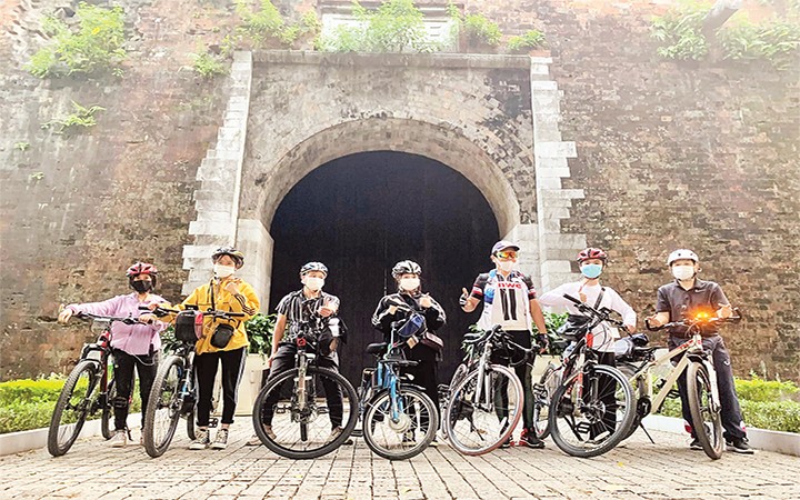 Tua khám phá Hà Nội bằng xe đạp đang được nhiều người lựa chọn để thích ứng với điều kiện chống dịch.