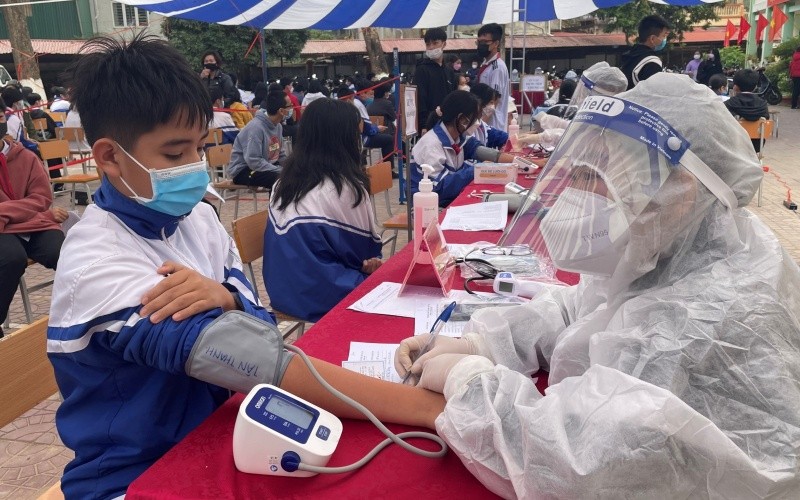Khám sàng lọc trước tiêm vaccine phòng Covid-19 cho học sinh thành phố Điện Biên Phủ.