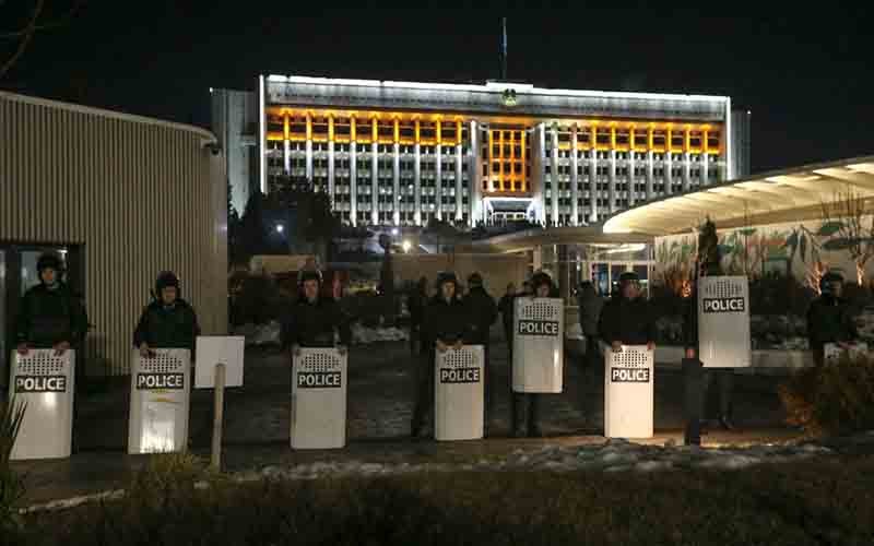 Lực lượng thực thi pháp luật Kazakhstan bảo vệ bên ngoài trụ sở chính quyền thành phố Almaty, ngày 4/1. (Ảnh: Reuters)