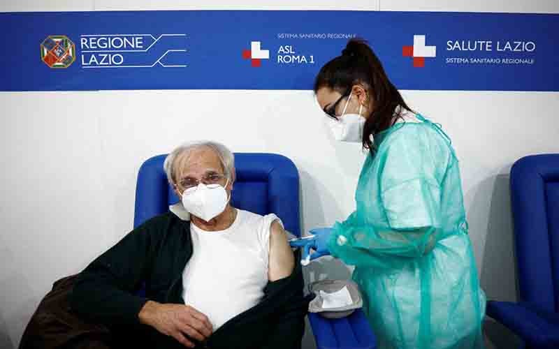 Cụ ông được tiêm vaccine của Moderna tại Rome, Italy, ngày 5/1. (Ảnh: Reuters)