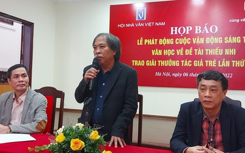 Ban Chấp hành Hội Nhà văn Việt Nam trao đổi tại buổi họp báo.