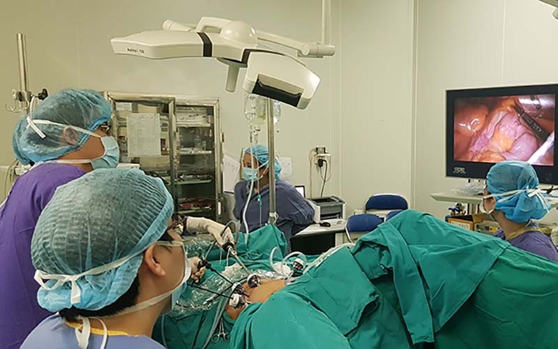 Thay đổi các biện pháp quản lý giúp các đơn vị mua sắm, sử dụng hiệu quả trang thiết bị y tế. Trong ảnh: Một ca phẫu thuật nội soi tại Bệnh viện Hữu nghị Việt Đức.