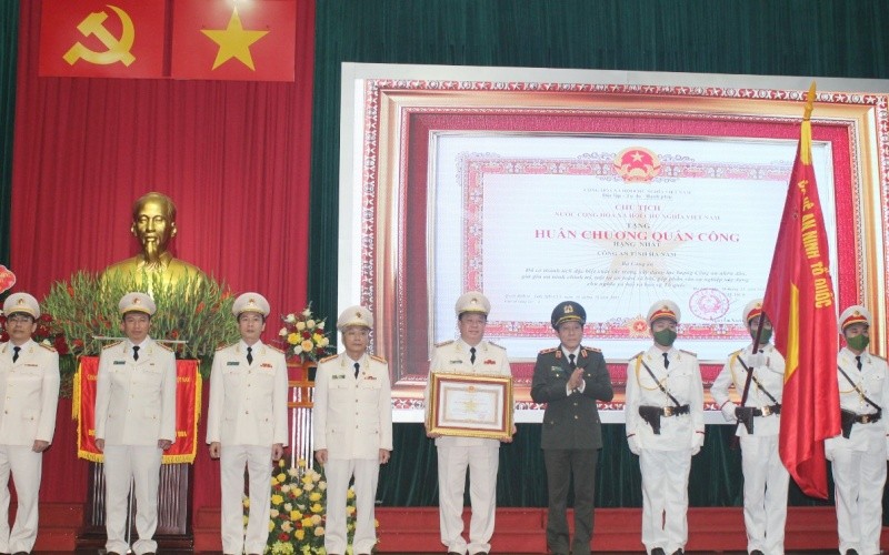 Thừa ủy quyền của Chủ tịch nước, Trung tướng Lương Tam Quang, Ủy viên Trung ương Đảng, Thứ trưởng Công an trao Huân chương Quân công hạng Nhất cho Công an tỉnh Hà Nam.