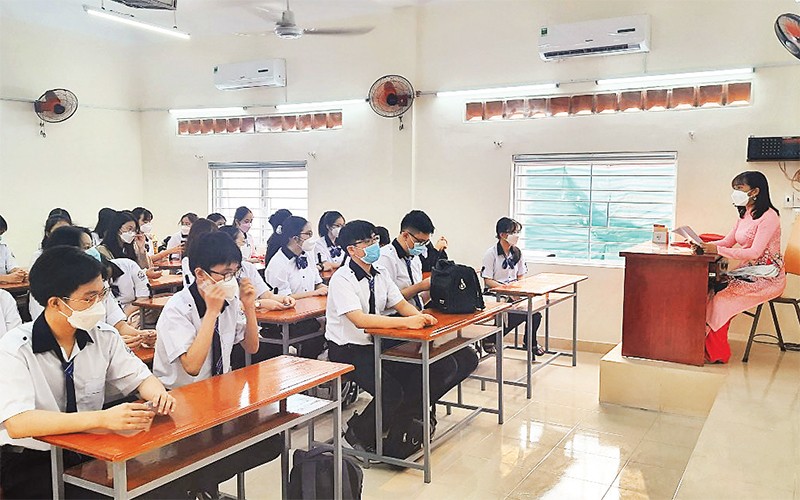 Học sinh khối 10 Trường THPT Bùi Thị Xuân (quận 1) trong ngày đi học trực tiếp đầu tiên.
