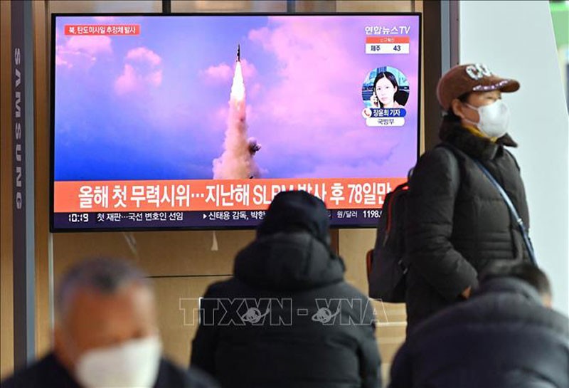 Người dân theo dõi qua truyền hình ở nhà ga Seoul (Hàn Quốc) về vụ phóng vật thể được cho là tên lửa đạn đạo của Triều Tiên, ngày 5/1/2022. (Ảnh: AFP/TTXVN)