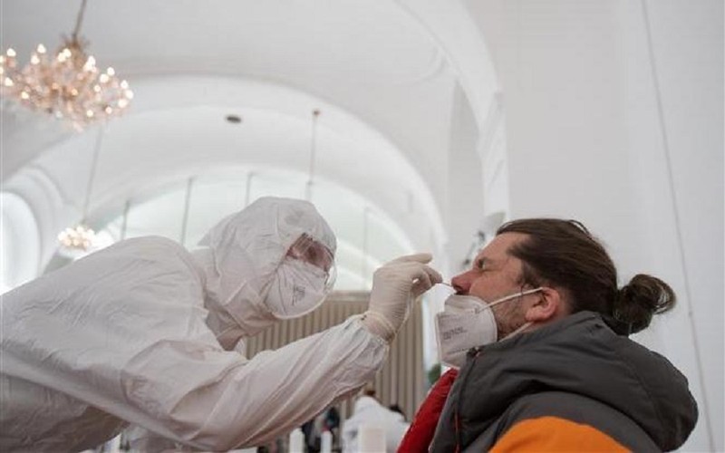 Nhân viên y tế lấy mẫu xét nghiệm Covid-19 tại Schoenbrunn (Áo). (Ảnh: AFP/TTXVN)