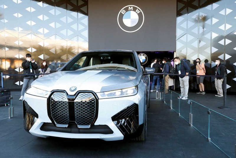 Một chiếc BMW iX Flow có thể đổi màu được trưng bày tại CES 2022 ở Las Vegas, Nevada, Mỹ, ngày 6/1. Ảnh: Reuters.