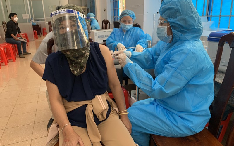Người dân thành phố Buôn Ma Thuột tiêm mũi 3 vaccine phòng Covid-19.
