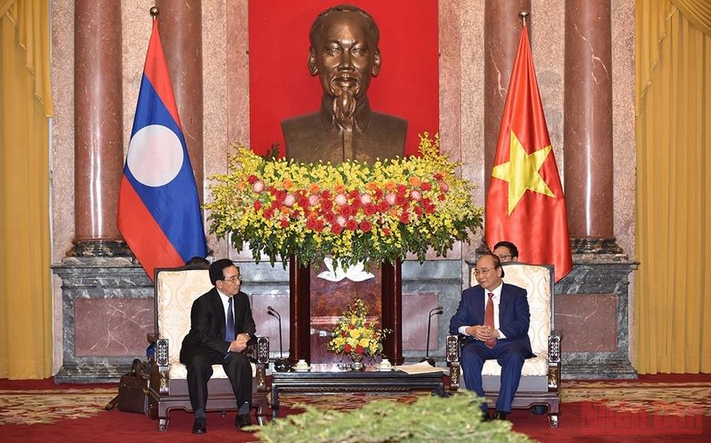 Chủ tịch nước Nguyễn Xuân Phúc tiếp Thủ tướng Lào Phankham Viphavanh. (Ảnh: TRẦN HẢI)