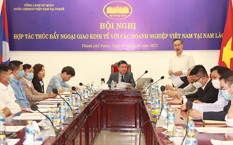 Tổng Lãnh sự Nguyễn Văn Trung (giữa) nhấn mạnh sẽ tiếp tục triển khai các biện pháp bảo hộ, hỗ trợ pháp lý cho cộng đồng người Việt Nam tại Nam Lào. (Ảnh: Tổng Lãnh sự quán Việt Nam tại Pakse).