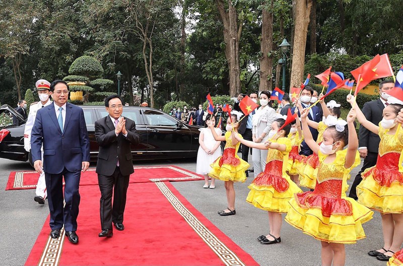 Thủ tướng Phạm Minh Chính đón Thủ tướng Lào Phankham Viphavanh. (Ảnh: TRẦN HẢI)