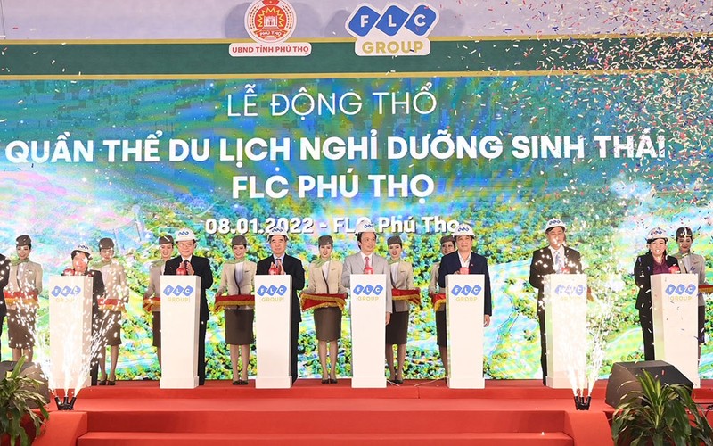 Các đại biểu động thổ khởi công quần thể du lịch nghỉ dương sinh thái FLC Phú Thọ.