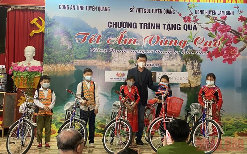 Nhà tài trợ trao tặng xe đạp cho các em học sinh nghèo vượt khó tại xã Hồng Quang.