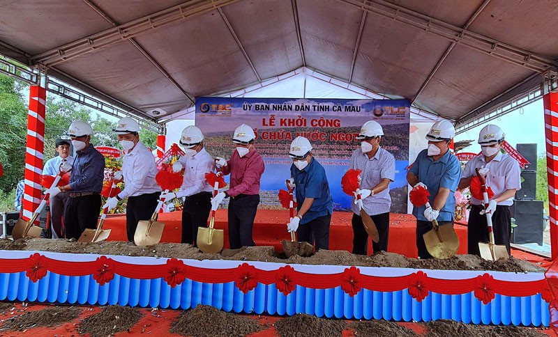 Các đại biểu thực hiện nghi thức khởi công công trình hồ chứa nước ngọt ở U Minh hạ.