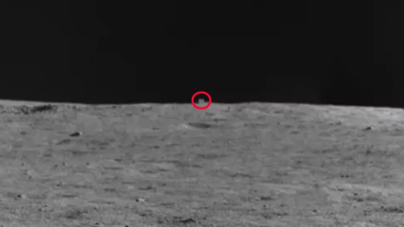 "Túp lều" bí ẩn xuất hiện như một khối nhô lên trên đường chân trời của bề mặt mặt trăng. Ảnh: CNSA/Our Space.