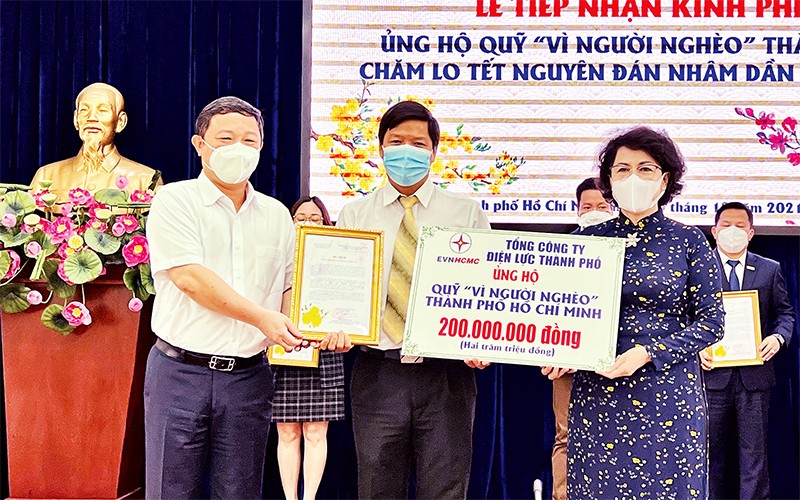 Ủy ban Mặt trận Tổ quốc thành phố Hồ Chí Minh tiếp nhận kinh phí ủng hộ Quỹ “Vì người nghèo” để thực hiện chăm lo Tết cho người nghèo.