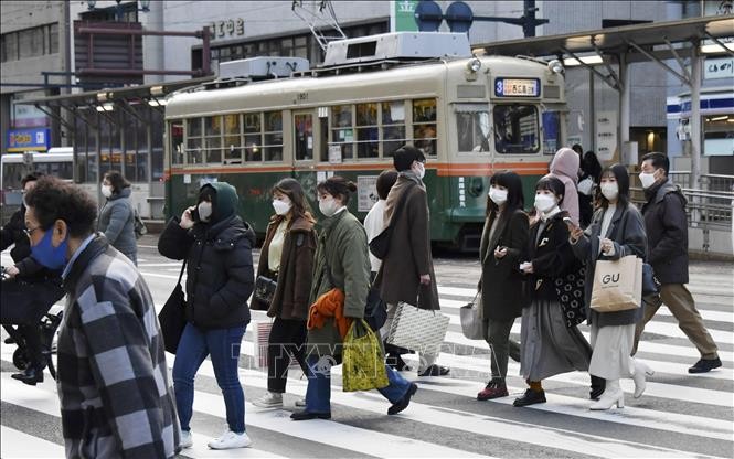 Người dân đeo khẩu trang phòng dịch Covid-19 tại thành phố Hiroshima, Nhật Bản ngày 6/1/2022. (Ảnh: Kyodo/TTXVN)