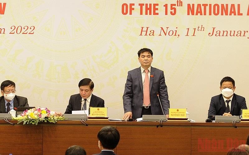 Phó Chủ nhiệm Ủy ban Tài chính - Ngân sách của Quốc hội Nguyễn Hữu Toàn phát biểu tại buổi họp báo. (Ảnh: ĐĂNG KHOA)