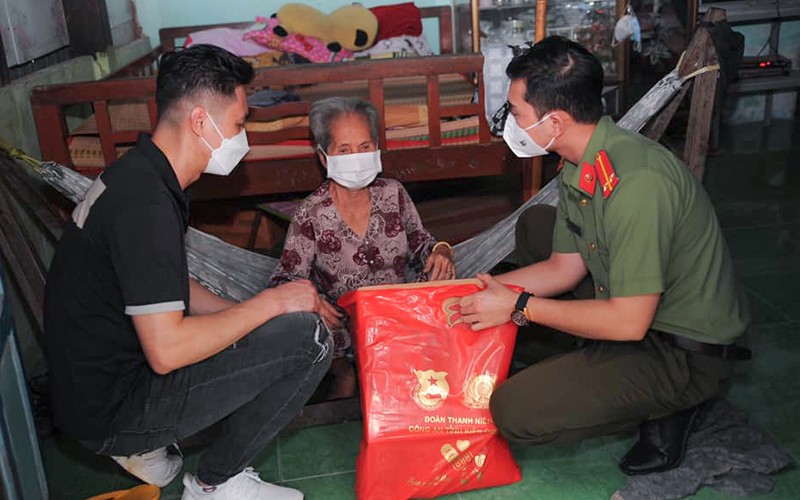 Đoàn Thanh niên Công an tỉnh Kiên Giang phối hợp Huyện đoàn Kiên Hải trao quà tặng bà Phan Thị Lệ (82 tuổi, ngụ xã An Sơn, huyện Kiên Hải).