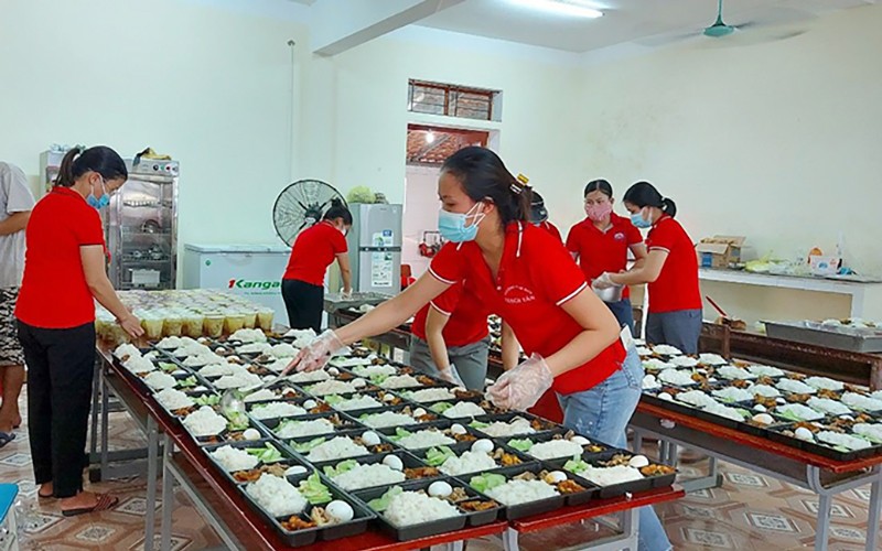 Giáo viên Trường mầm non 1 Tân Lâm Hương (huyện Thạch Hà, tỉnh Hà Tĩnh) hỗ trợ hàng nghìn suất ăn miễn phí phục vụ người dân cách ly y tế tại trường.