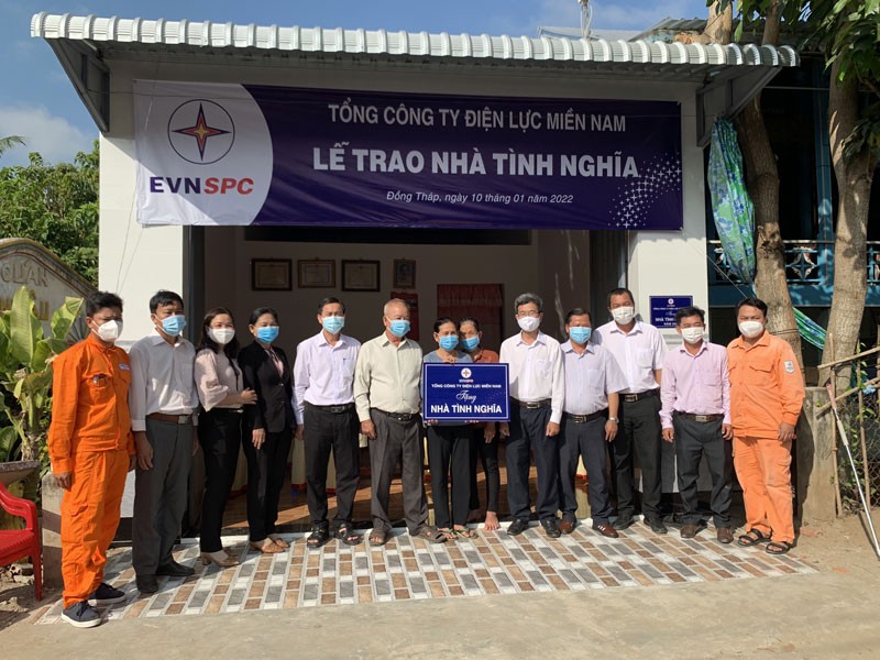 Lãnh đạo Công ty Điện lực Đồng Tháp bàn giao nhà và trao tặng quà cho gia đình chính sách tại xã Thường Phước 2, huyện Hồng Ngự.
