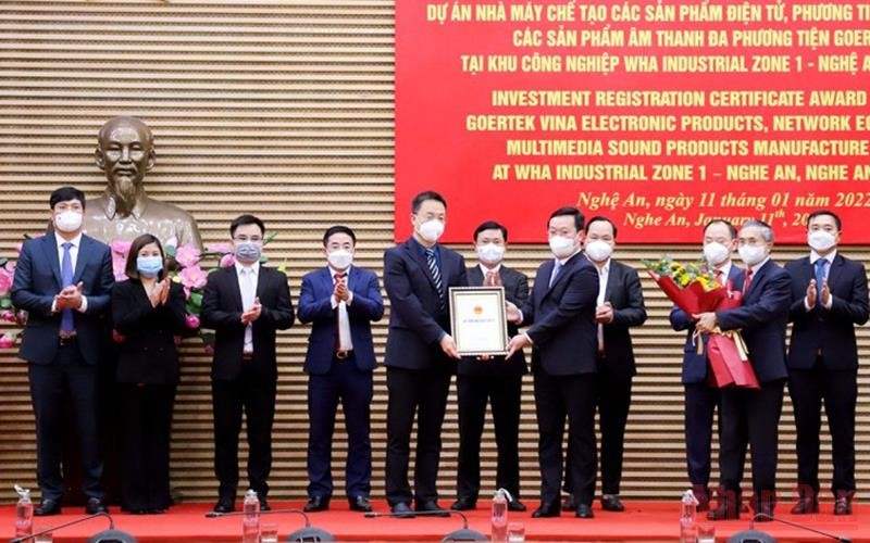Chủ tịch UBND tỉnh Nghệ An trao Giấy chứng nhận đăng ký đầu tư cho nhà đầu tư. (Ảnh: Phạm Bằng)