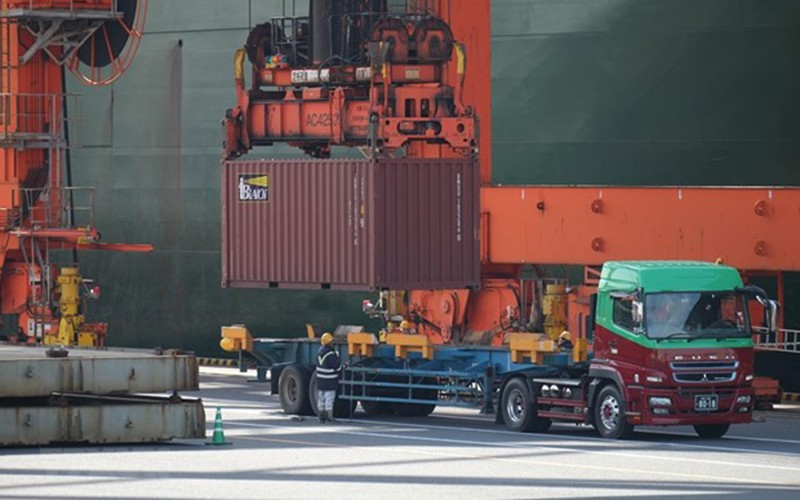 Bốc dỡ container hàng hóa tại cảng ở Tokyo, Nhật Bản. (Ảnh: AFP/TTXVN)