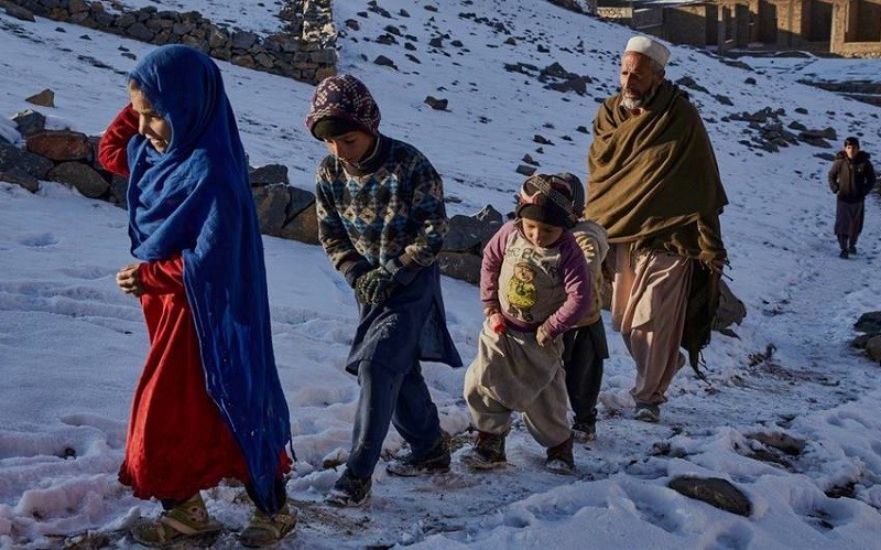 Người vô gia cư đi dưới tuyết lạnh ở Afghanistan. (Ảnh: UN)