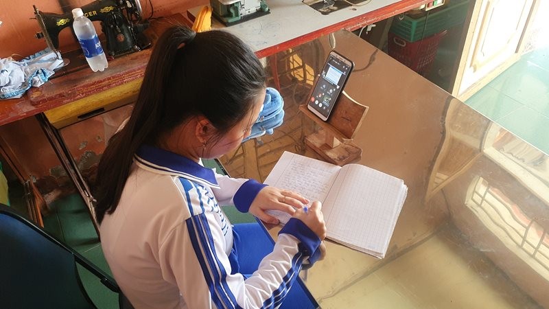 Học sinh thành phố Cần Thơ trong giờ học trực tuyến tại nhà.
