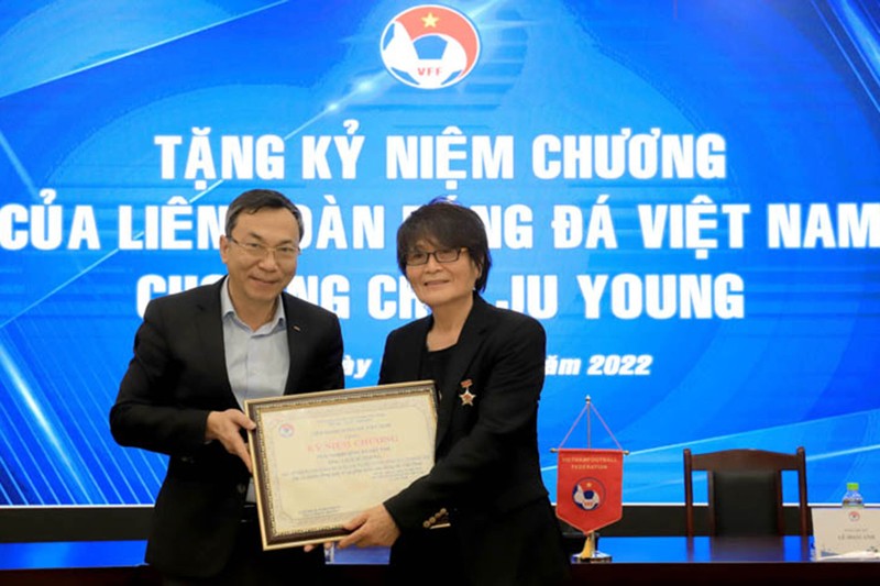 Quyền Chủ tịch Trần Quốc Tuấn tặng Kỷ niệm chương cho bác sĩ Choi Ju-young. (Ảnh: VFF)