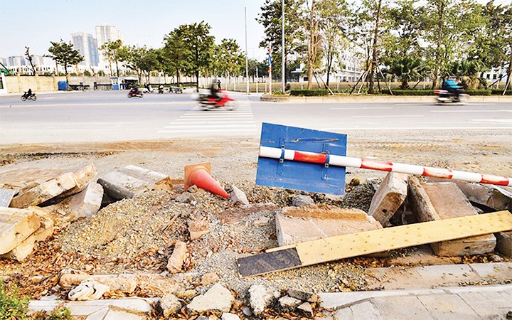 Đại lộ Chu Văn An nối đường Nguyễn Xiển với Xa La bị đào bới để thi công lắp đặt tuyến cáp ngầm. Ảnh: QUANG ANH