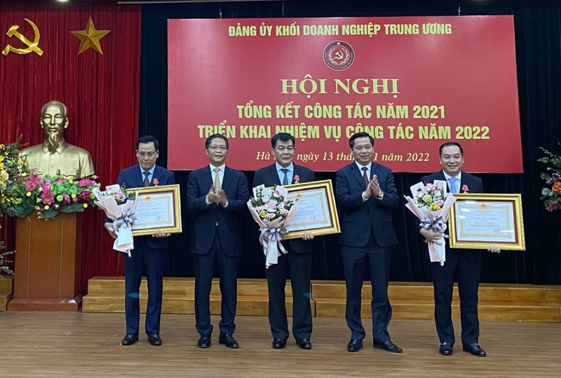 Đồng chí Trần Tuấn Anh trao Huân chương Lao động tặng các cá nhân có thành tích xuất sắc.
