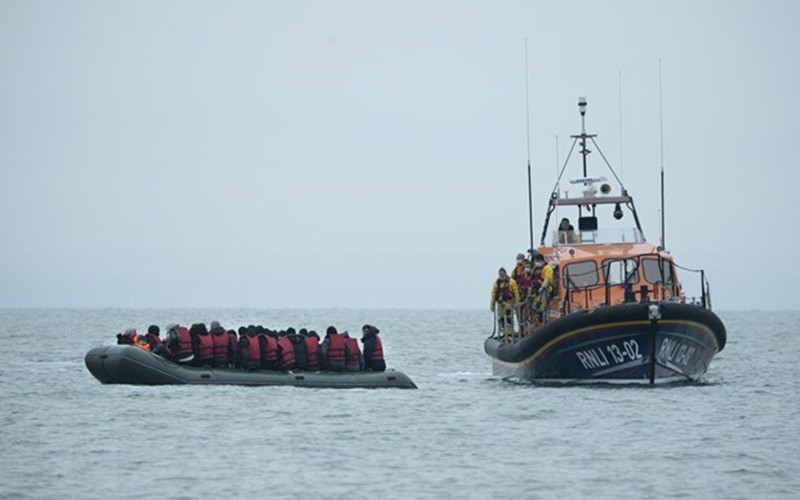 Người di cư được lực lượng cứu hộ giải cứu. (Ảnh: AFP/TTXVN)