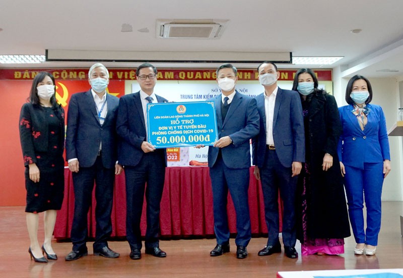 Lãnh đạo Liên đoàn Lao động thành phố Hà Nội tặng quà Trung tâm kiểm soát bệnh tật thành phố. (Ảnh: LĐ)
