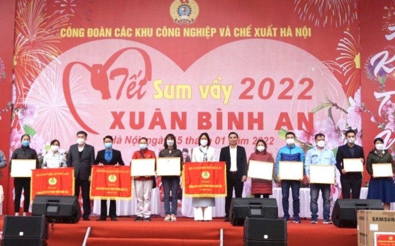 Phó Chủ tịch Liên đoàn Lao động thành phố Hà Nội Lê Đình Hùng và Trưởng ban Ban Khu Công nghiệp và Chế xuất Hà Nội Lê Quang Long trao phần thưởng tặng các tập thể.