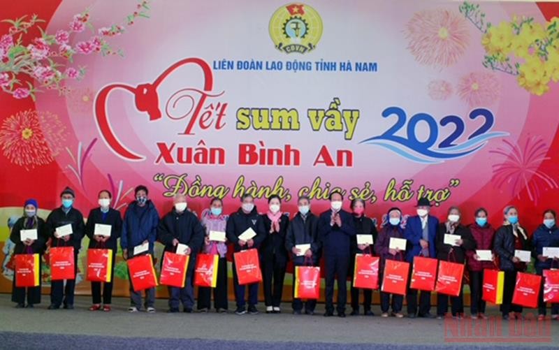 Phó Thủ tướng Lê Văn Thành tặng quà cho các hộ nghèo tỉnh Hà Nam.
