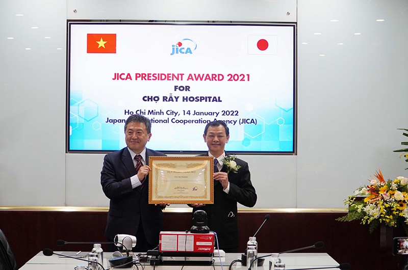 Giám đốc Bệnh viện Chợ Rẫy Nguyễn Tri Thức (bên phải) nhận Bằng khen của Chủ tịch JICA.