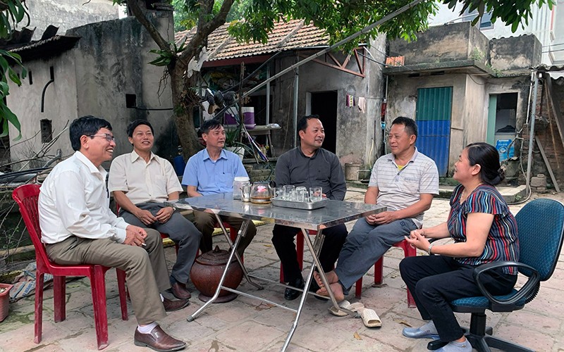 Lãnh đạo xã Tam Thanh, huyện Vụ Bản (Nam Ðịnh) thăm hỏi các hộ dân hiến đất làm đường. 