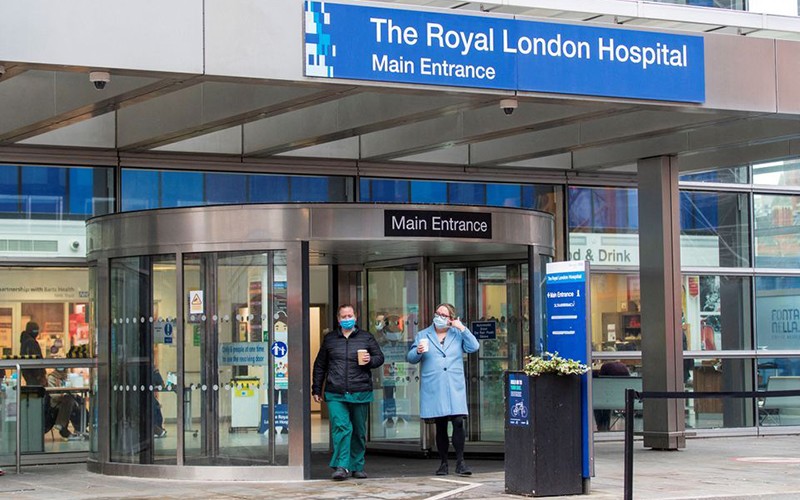 Nhiều bệnh viện tại Anh gặp khó khăn do thiếu nhân lực. Ảnh REUTERS 